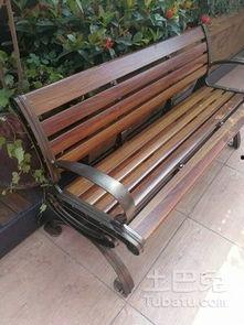 景区长椅吃瓜,夏日休闲新风尚